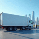 Camion électrique moderne au chargeur avec skyline urbaine